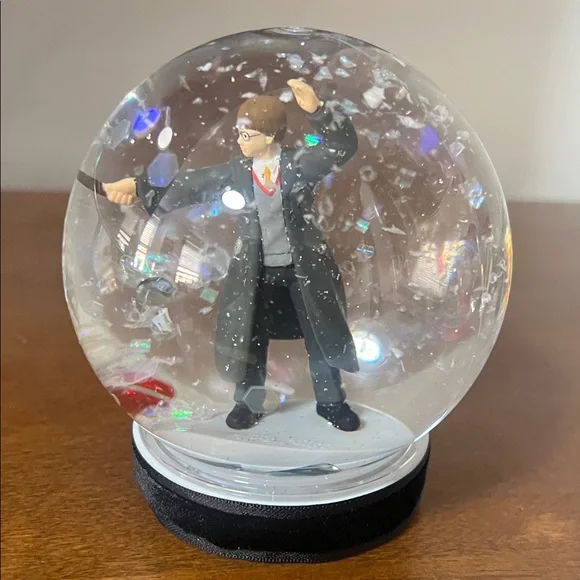 HARRY POTTER Wizard Snow Globe - Picture 1 of 11